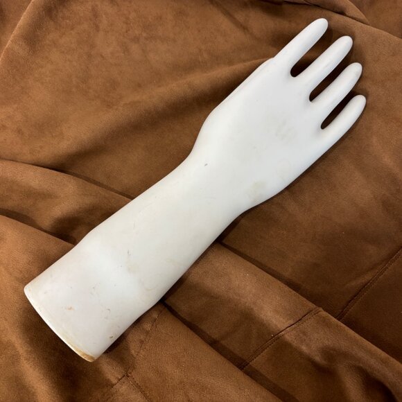 Vintage Porcelain Glove Mold Right Hand Display Sculpture 1979 - Picture 4 of 7